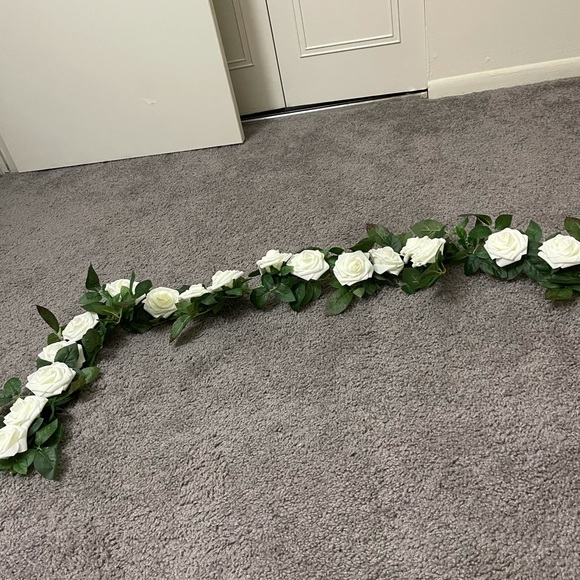 Ling’s Moments wreaths with roses attached - Picture 3 of 3